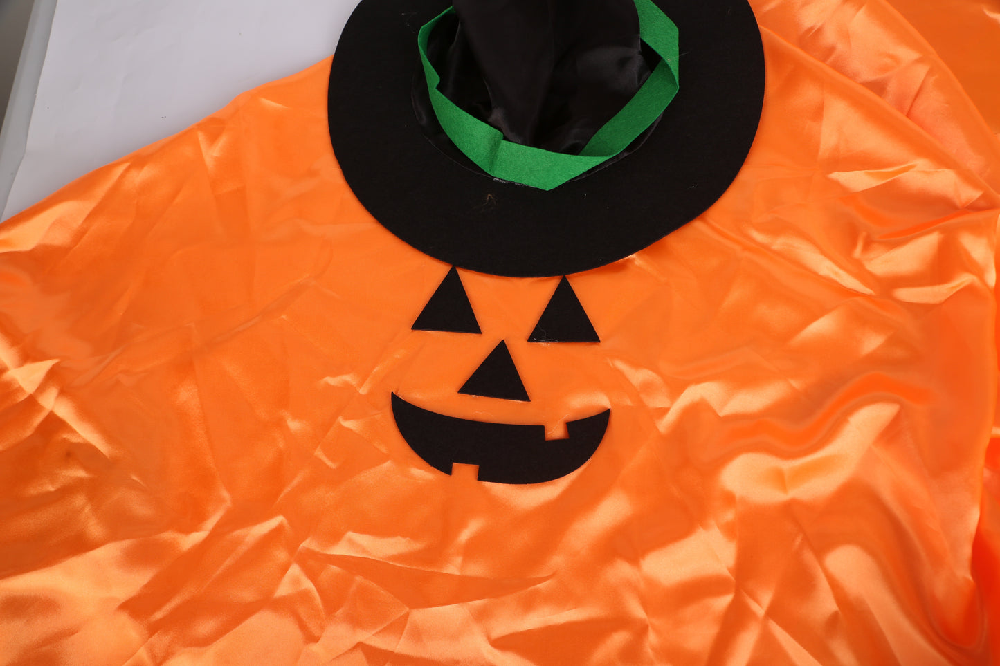 Hanging Ghosts With Wizard Hat